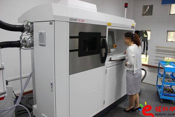 大型金屬3D打印機現(xiàn)場展示 金屬3d打印機大行其道 Optomec推出LENS機床系列金屬3D打印系統(tǒng) 大型金屬3D打印機現(xiàn)場展示 金屬3d打印機大行其道 Optomec推出LENS機床系列金屬3D打印系統(tǒng)